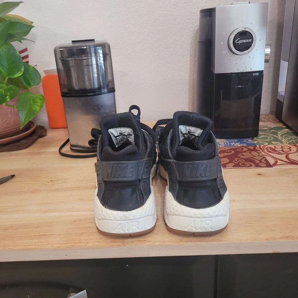 Nike Air Huarache Run Premium Black Gum Sole Women's Size 6.5 Suade Sneakers - Picture 4 of 6